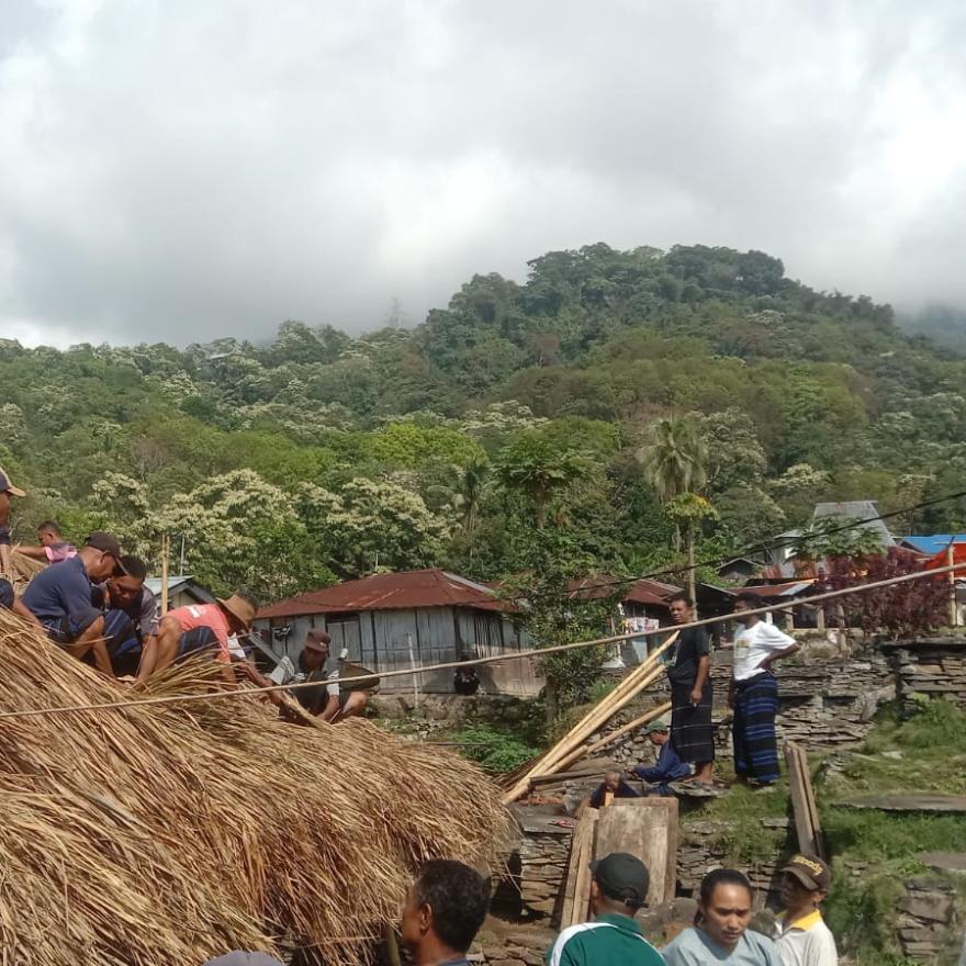 PENYELESAIAN ( ATE KI SA'O RIA ) RUMAH ADAT EMBU LEKO DI DESA TENDA